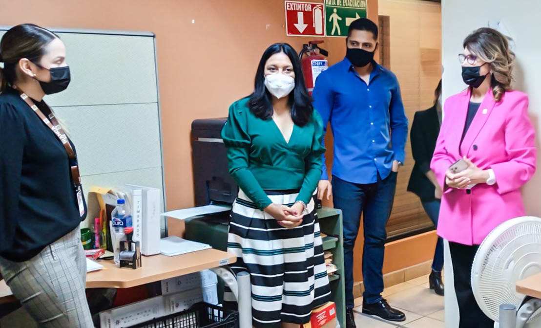 La Presidenta del Patronato DIF BC, Dra. Manuela Olmeda García, acompañada de la Directora General, Lic. Mónica Vargas Núñez, recorrieron las instalaciones de las Oficinas Generales de la institución.
 
¡Con el corazón por delante!