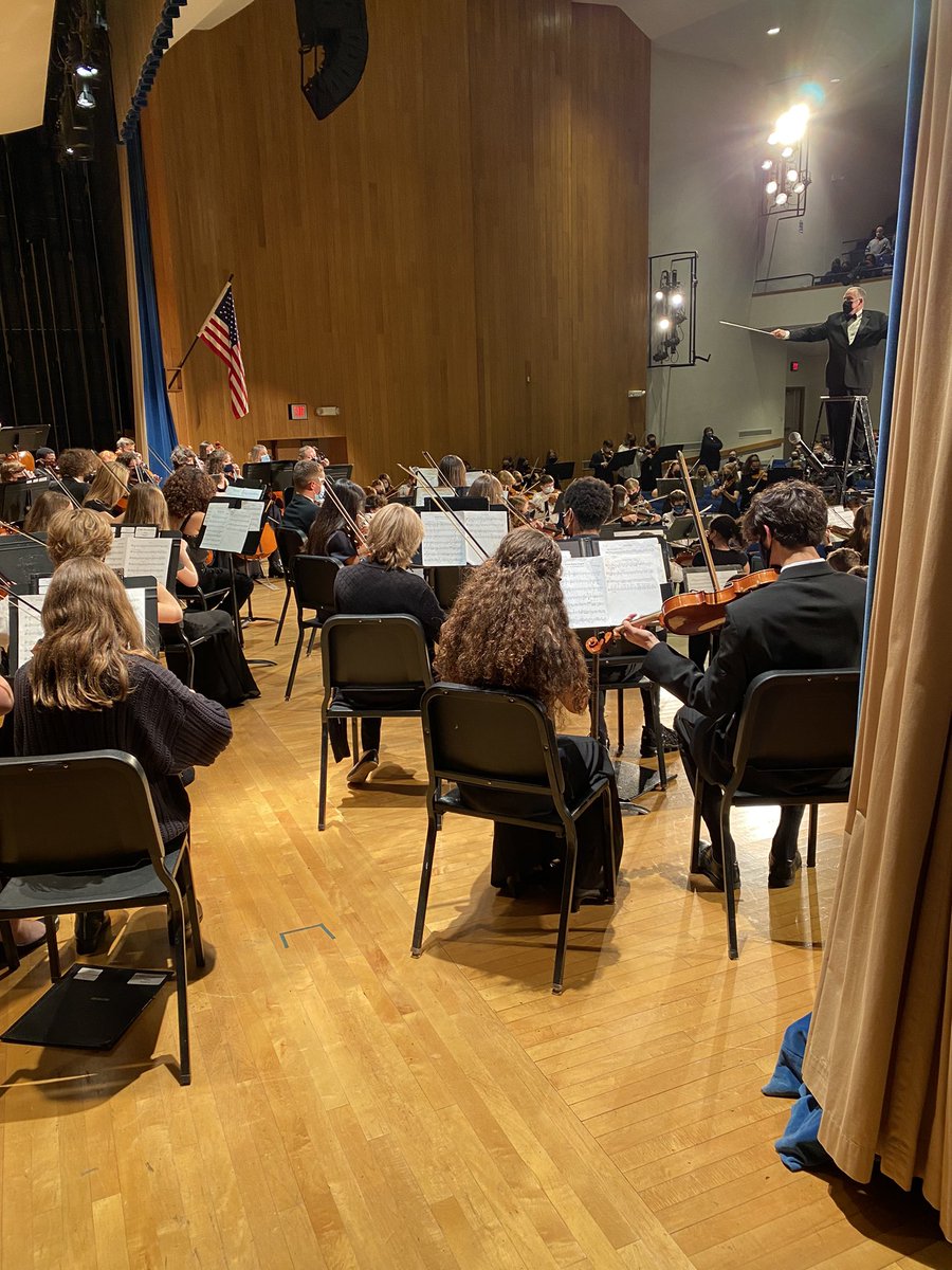WGFineArts's tweet photo. And the BIG finale with all string players 7-12 conducted by Mr. Mercer!! ๐ถ๐ป #StringFest #ArtsEdIsEssential #WildcatPride @WestGeneseeCSD @jdbillscnzm @billmercer47 @BernerTracy @MrsCheney @maggiemercer64 https://t.co/2LtMIKlC1R