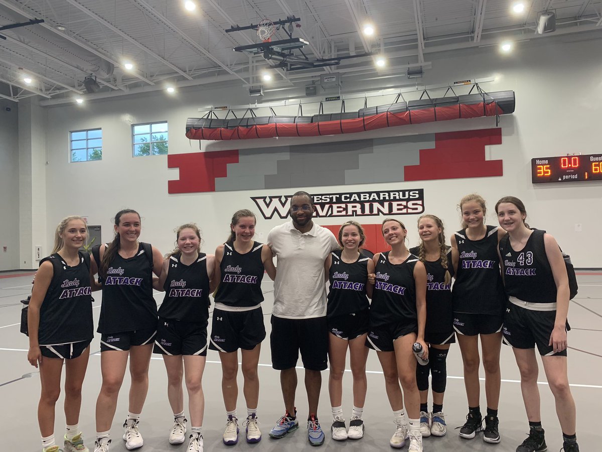 MrTJordan23's tweet photo. This group was special. We talked about this all spring &amp; summer to get ready for this time of year. See some of you soon😉. Have a great year ladies!! @LADYATTACKELITE #flythefloor https://t.co/uZ2aHIV6wM