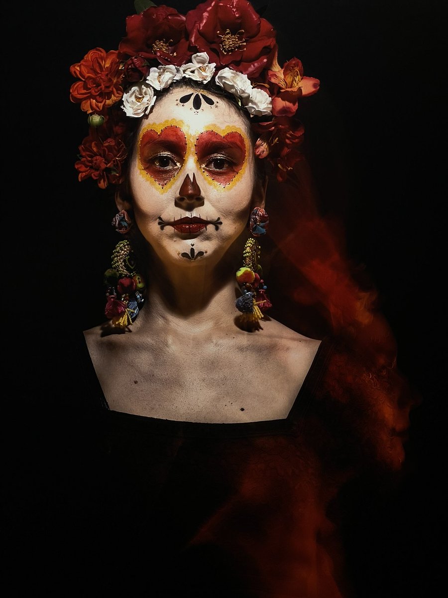 Consuelovaldesc's tweet photo. Es una invitación a pensar y entender de una manera distinta el acontecimiento de la muerte, especialmente en un contexto en que muchas personas han perdido sus seres queridos por la pandemia. https://t.co/5B25ZVuLEj