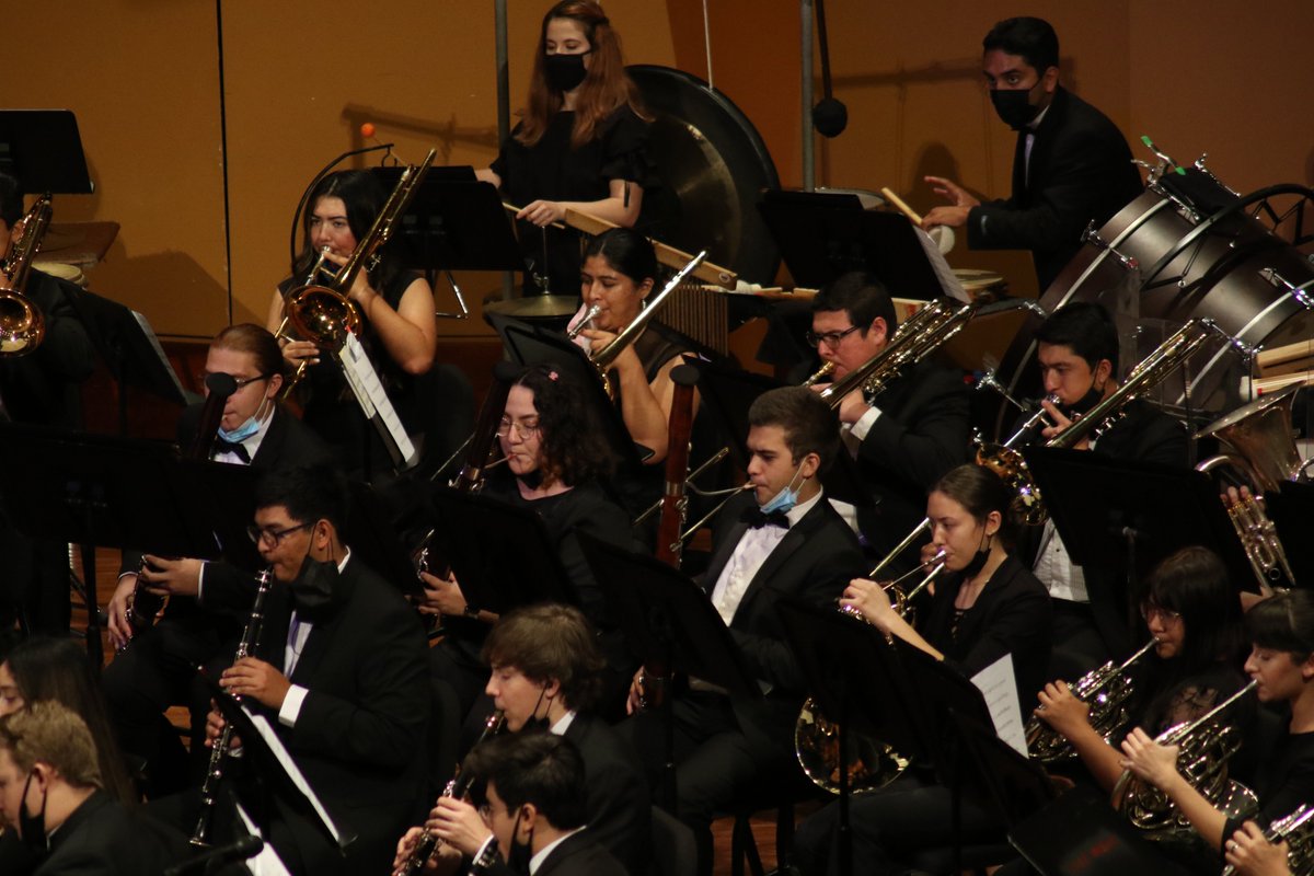 CSUFMusic's tweet photo. Dr. Gregory X. Whitmore leading the #CSUFSymphonicWinds in their first performance of the Fall 2021 Semester.
#CSUFMusic #CSUF #music #musicmajorlife https://t.co/S0tvQlr0bS