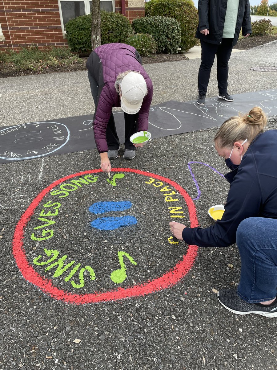mstravers_gvsd's tweet photo. Spreading kindness, and building community with this awesome crew this morning! 🙂🌈🎨 #gves #GVfeeling https://t.co/JmHczy2zwk