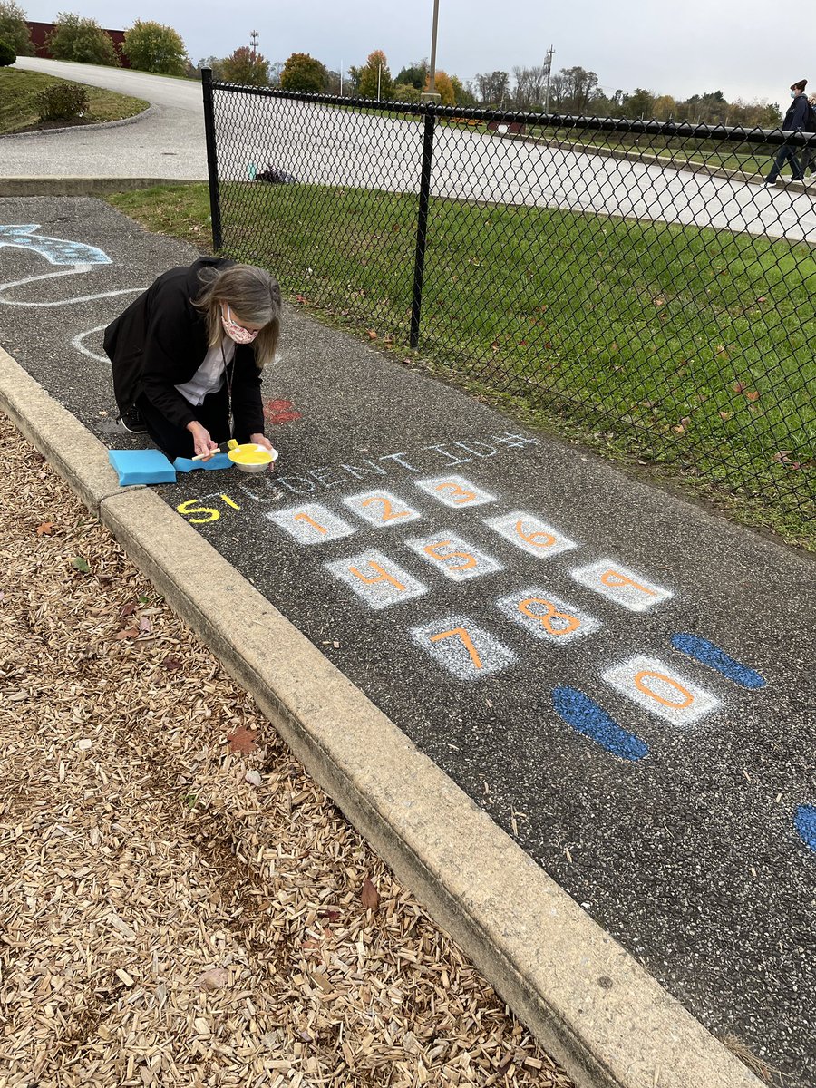 mstravers_gvsd's tweet photo. Spreading kindness, and building community with this awesome crew this morning! 🙂🌈🎨 #gves #GVfeeling https://t.co/JmHczy2zwk