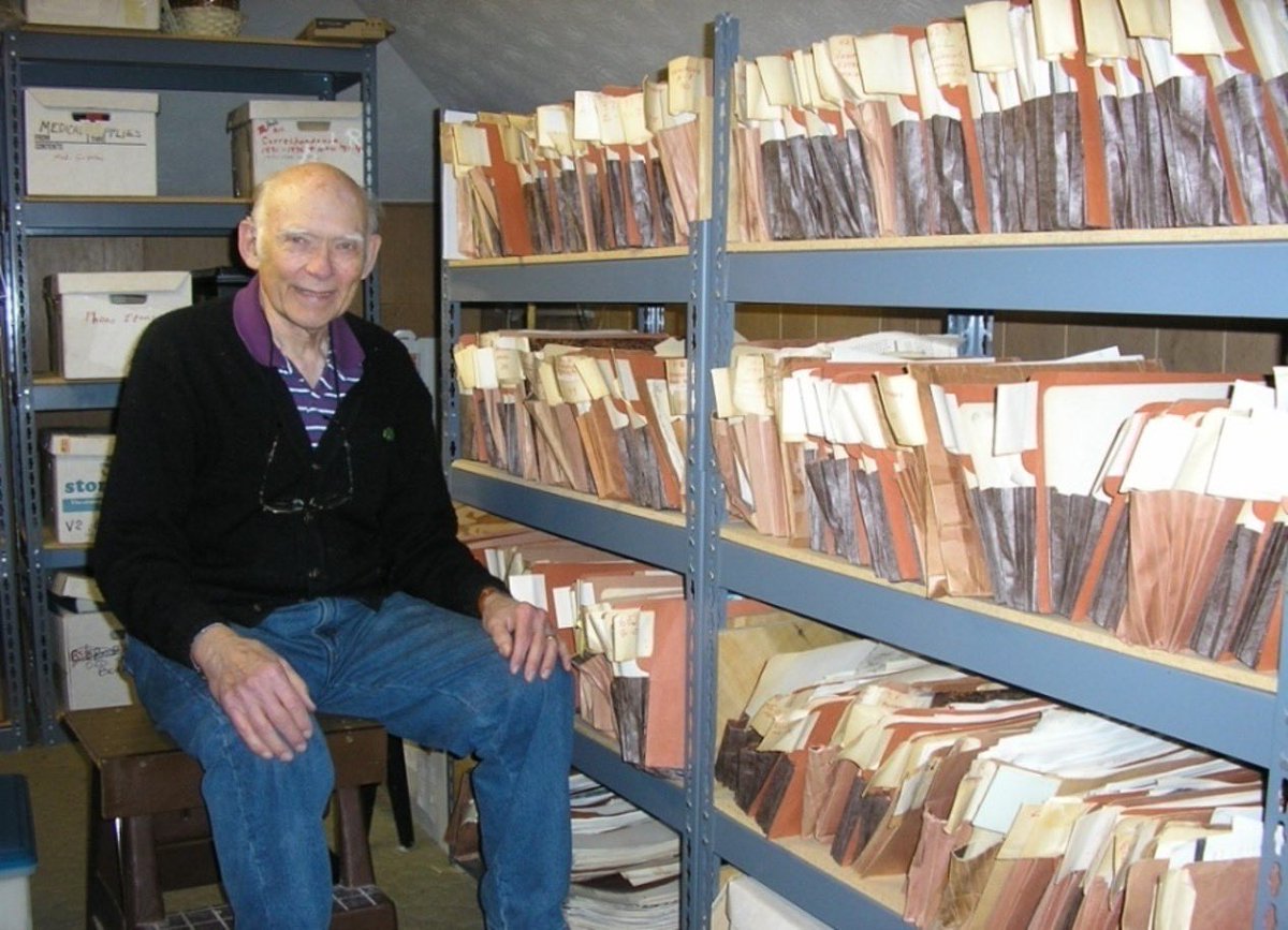 unitedphysio's tweet image. #triggerpoints #myofascialpain #musclepain #dryneedling David G Simons MD in his attic beside the 24 linear feet of annotated references for the Trigger Point Manuals (Travell &amp;amp; Simons) Spring 2005. 😌🙏🏻