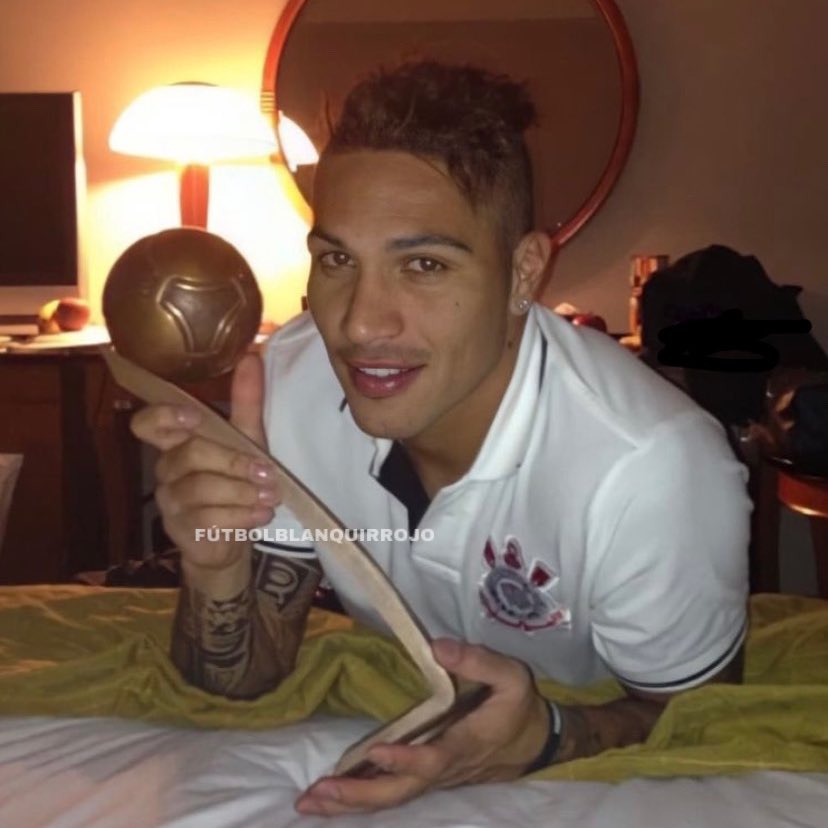 FBlanquirrojo's tweet photo. Paolo Guerrero 🇵🇪 sosteniendo el trofeo 🏆 otorgado por la FIFA como el TERCER MEJOR JUGADOR del Mundial de Clubes 2012, donde salió CAMPEÓN con Corinthians, gracias a su GOLAZO ante Chelsea en la final.El Depredador convirtió dos anotaciones en dicho torneo. https://t.co/HCJsHupKxf