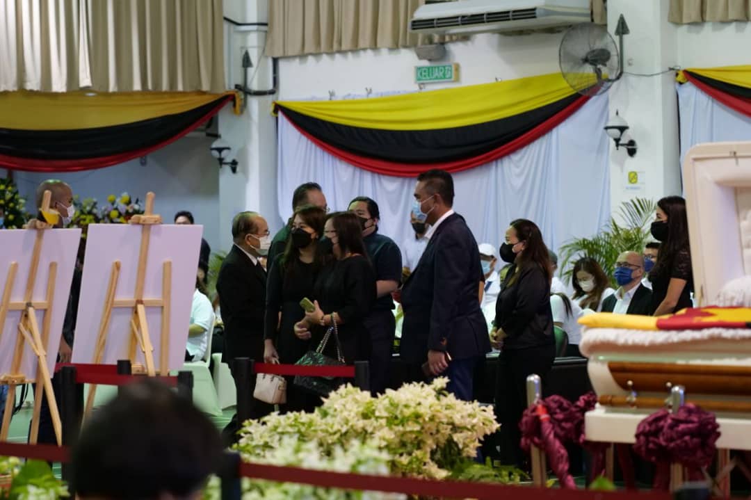 tvsarawak's tweet photo. [TERKINI] Suasana pada upacara penghormatan terakhir Mendiang Tan Sri Datuk Amar Dr. James Jemut Masing di Association of Churches in Sarawak, Jalan Stampin.

Tan Sri James Jemut Masing, 72, meninggal dunia pada 31 Oktober 2021, jam 7.05 pagi di Pusat Perubatan Normah. https://t.co/I2LYK1TmuS