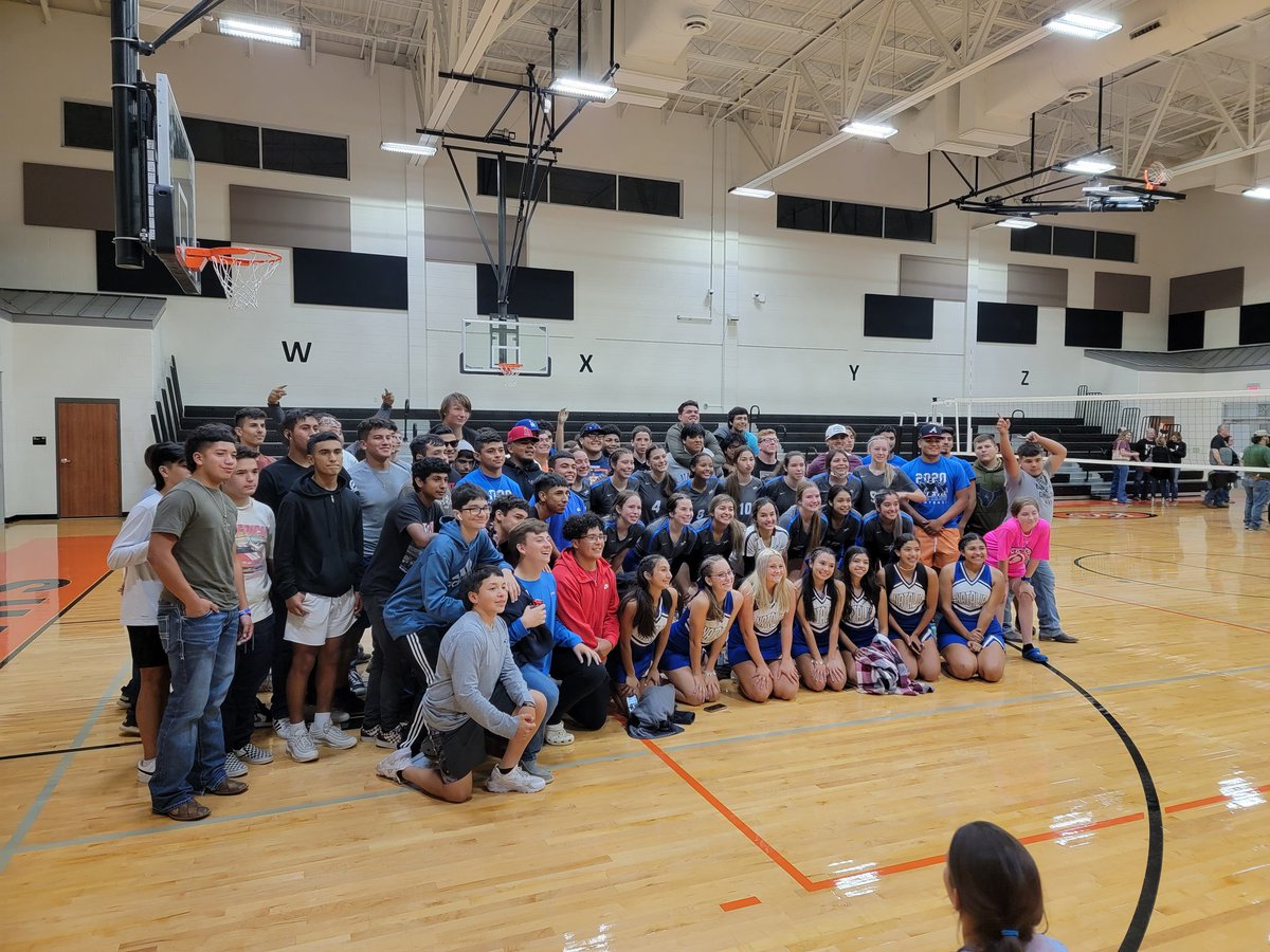 SouthTejas1984's tweet photo. A great season for @NataliaVolleyb1 and great support by the crowd and @NataliaSports tonight in @KCityBadgers https://t.co/9Wi7VJAvGo