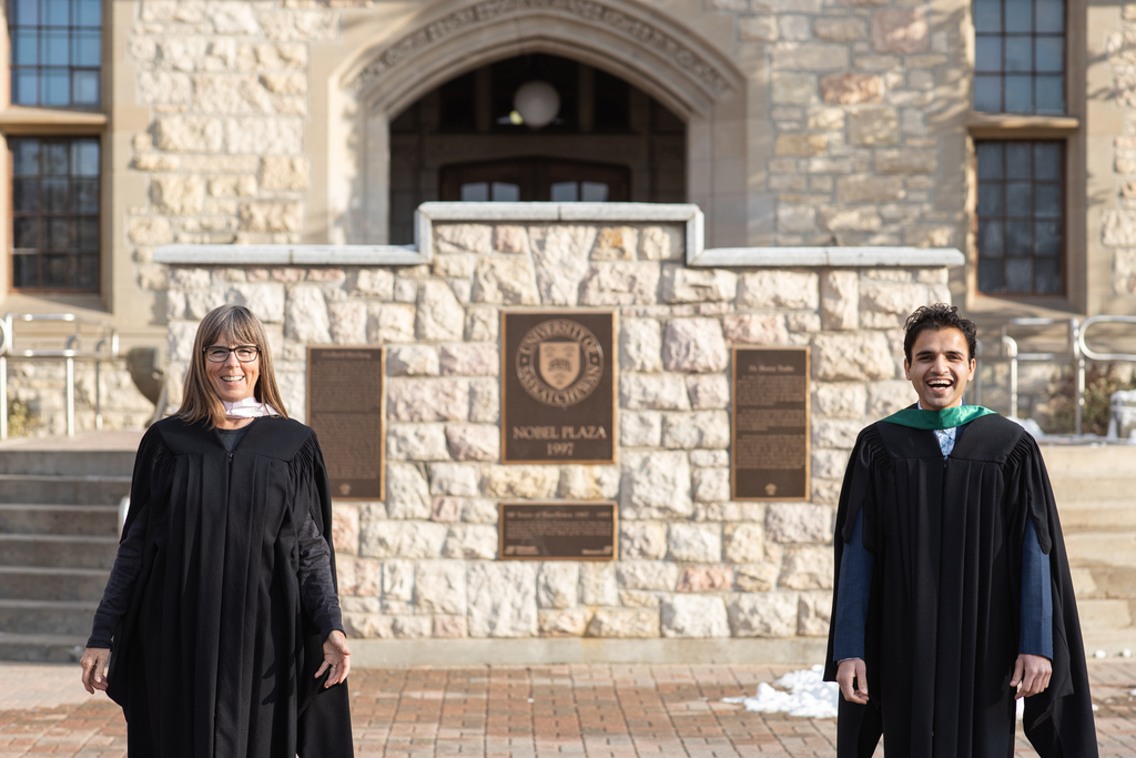 usask's tweet image. This fall, 926 students are expected to graduate from #USask with 939 degrees, diplomas and certificates. These graduates join a community of close to 165,000 alumni worldwide whose contributions are helping to shape our world. #USaskClassOf2021 bit.ly/2ReusLq
