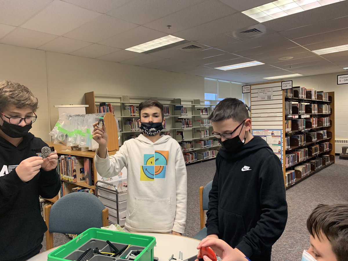 lderrymslibrary's tweet photo. @lderrymslibrary storm time today…#LEGO time! Kids having a great time building! #STEM #lderrylearns @Londonderry_lms https://t.co/CRbhlGf9S3