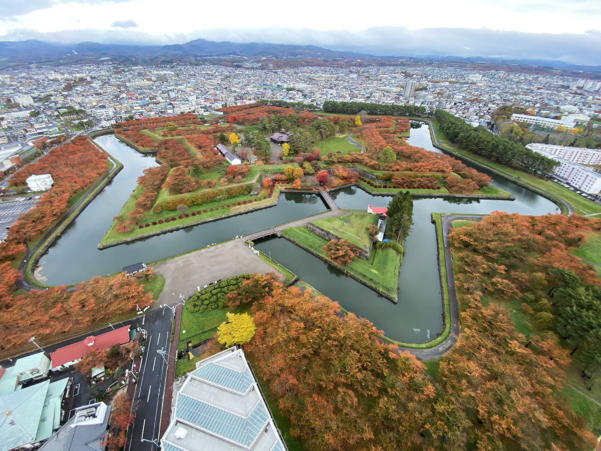 函館 五稜郭の紅葉はいいぞ 赤や黄 緑のコントラストが星形を彩って絶景 秋の五稜郭にぜひ訪れてほしい Togetter