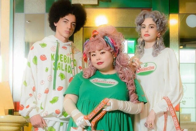 渡辺直美さんプロデュースの Punyus とサイゼリヤがコラボ 商品のインパクトがすごい ミラノ風ドリア柄ワンピース 小エビのサラダ柄スウェット Togetter