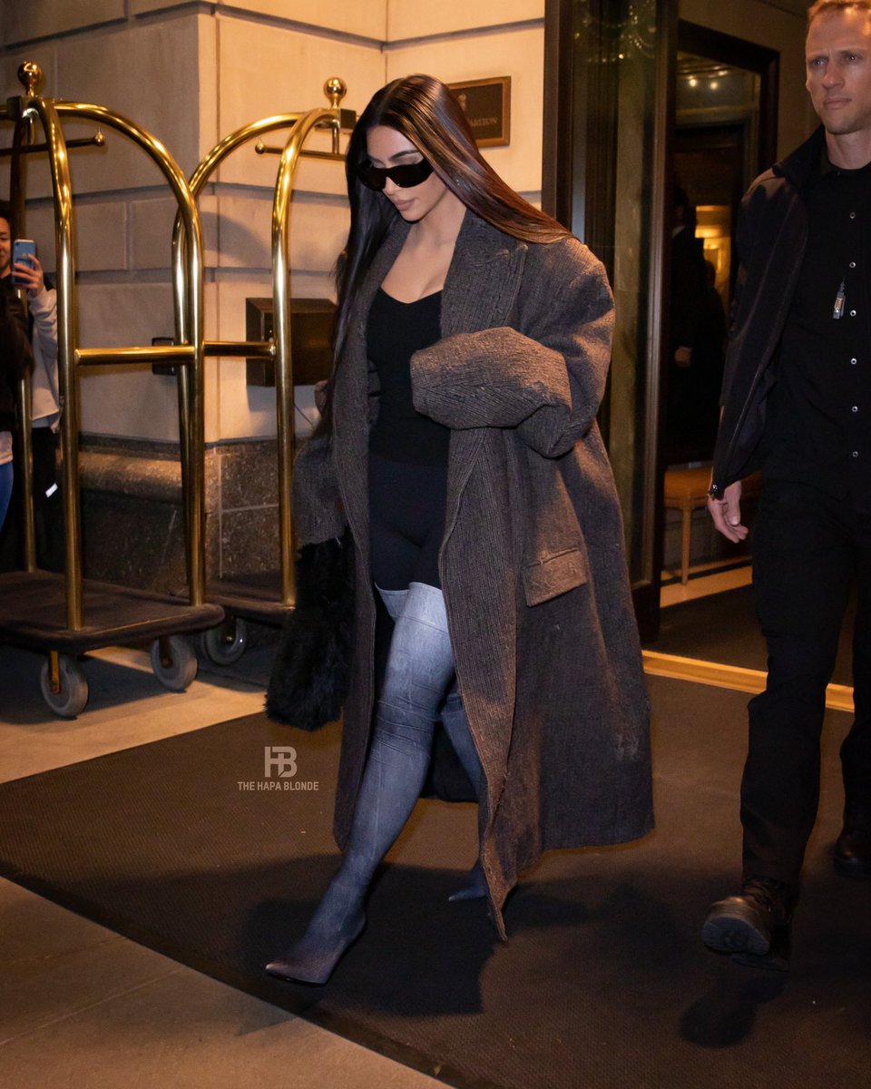 KNKWupdates's tweet photo. SPOTTED: @KimKardashian leaving her NYC hotel.
📸: @thehapablonde https://t.co/SgllrPe8Ga