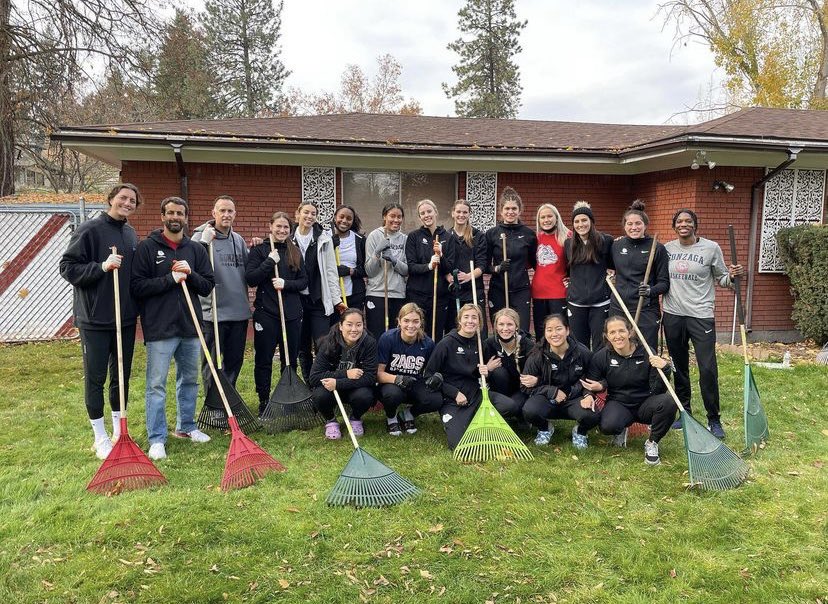 ZagSAAC's tweet photo. NCAA student-athletes had a day free of athlete activities to take time to focus on civic engagement. For us zags that meant community service leaf taking, packing lunches for second harvest, sending letters to healthcare workers, and registering to vote!! @Div1SAAC https://t.co/yoFGp4pfj1