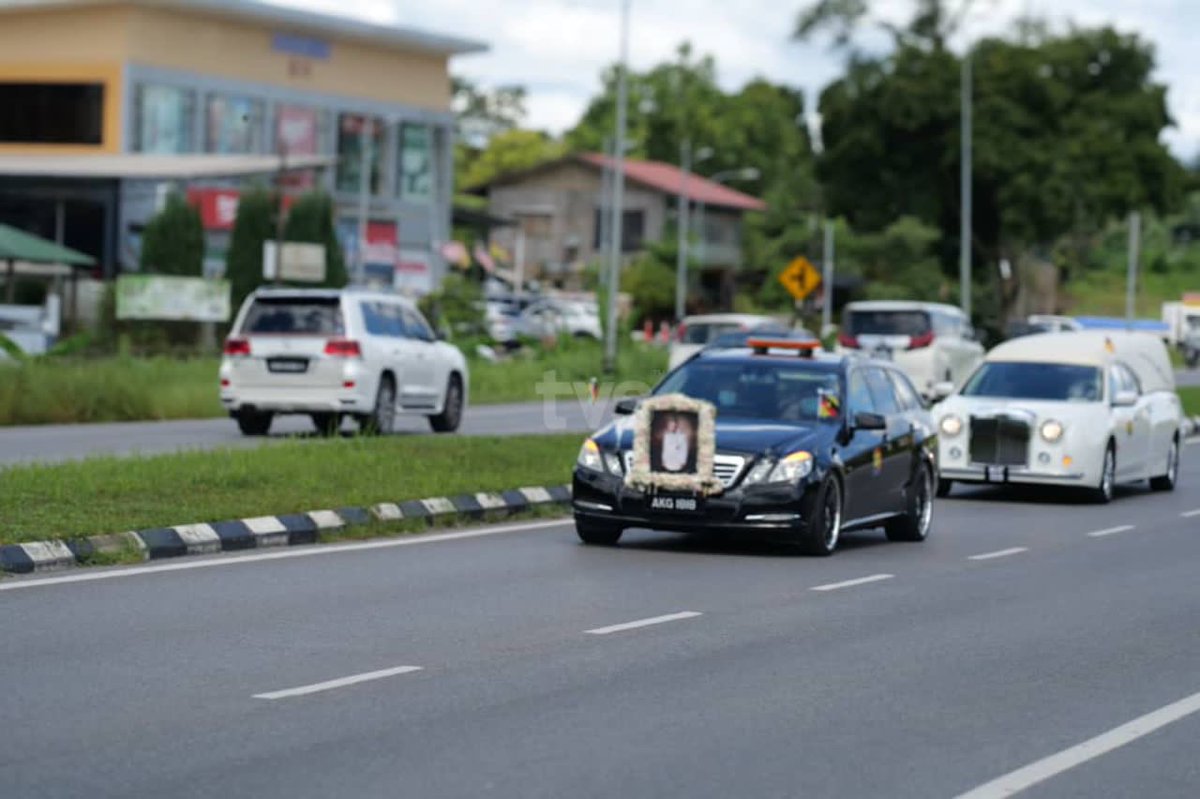 tvsarawak's tweet photo. Pasukan keselamatan mengiringi perarakan kenderaan yang membawa mendiang Tan Sri Datuk Amar Dr James Jemut Masing ke Nirvana Memorial Park Bau yang dijangka akan disemadikan kira - kira pukul 2 petang ini. https://t.co/aHzgKAvROo