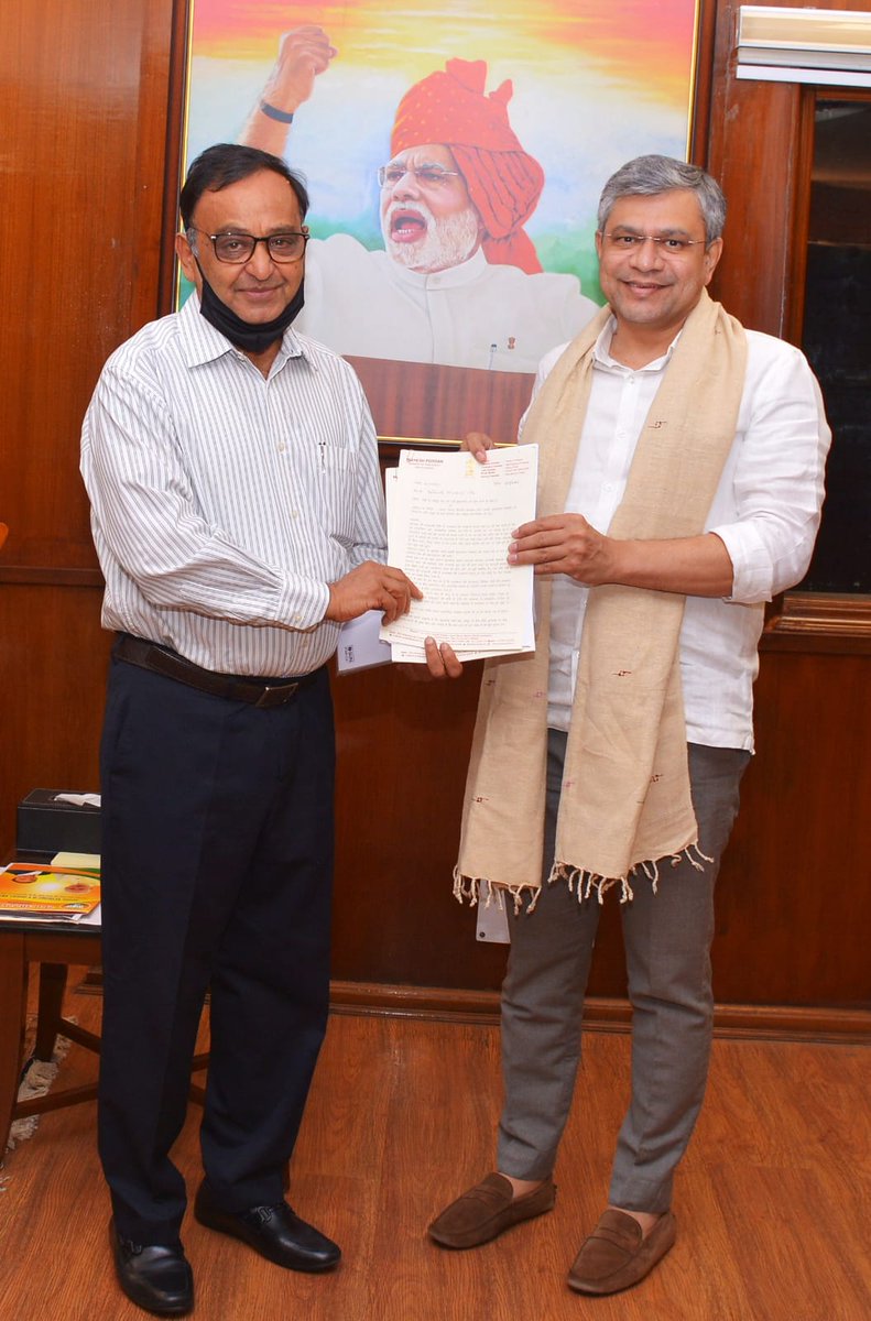 maheshpoddarmp's tweet image. रेल मंत्री @AshwiniVaishnaw जी से मिलकर
रांची-जयपुर,
रांची-सूरत-अहमदाबाद,
रांची-एलटीटी वाया लोहरदगा-गढ़वा-रेणुकूट-सिंगरौली-कटनी,
रांची-सिंगरौली इंटरसिटी वाया लोहरदगा ट्रेनों के परिचालन,सिल्ली बाईपास लाइन निर्माण व पारसनाथ-गिरिडीह रेल लाइन के लिए फंड आवंटन का आग्रह किया।