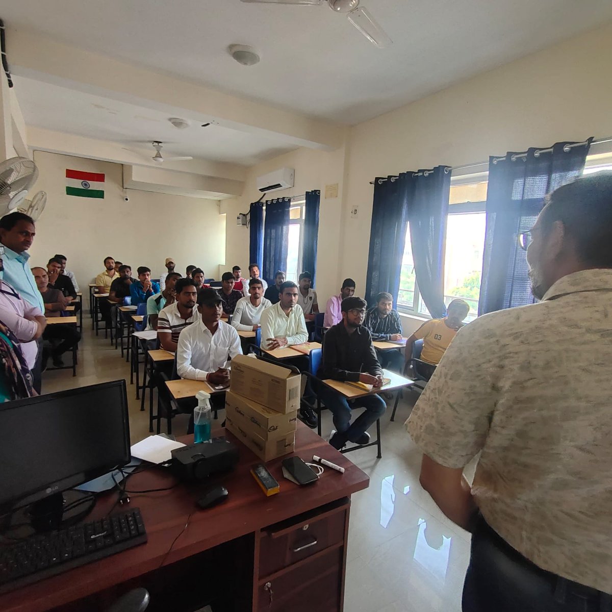 ekta_shakti's tweet photo. A special session was held for students to discuss the predominant factors of the skill development program.
#SkillProgram #SkillDevelopment #DDUGKY #EktaShaktiFoundation #GreaterNoida #Diwali #Celebrations #happydiwali2021 https://t.co/7dCRGFTKhO