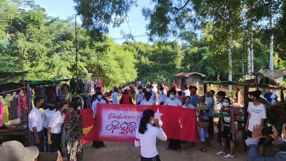 🇲🇲✊ Peaceful protesters of #Sarlingyi Township marched and protested against Military Dictatorship in this morning. Currently, nation wide protests and defensive wars are continue to against Mass Murderers Junta.
#WhatsHappeningInMyanmar
#Nov3Coup