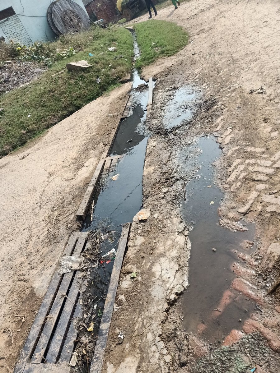 RGopalwas's tweet photo. @cmohry सर् नमस्ते मेरा गाँव गोपालवास हल्का बाढड़ा है पूरे देश मे डेंगू का कहर चल ���हा मेरे गाँव मे सफाई कर्मचारी सफाई नही कर रहे गांव का बुरा हाल है नालियां में बहुत पानी जमा है बहुत बुरी बदबू आ रही ह कृपया समाधान कर 9813208400 रवि गोपालवास https://t.co/C2aEpQQAb6