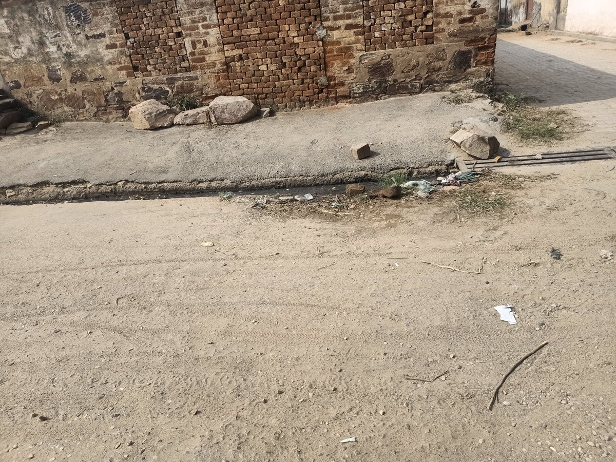 RGopalwas's tweet photo. @cmohry सर् नमस्ते मेरा गाँव गोपालवास हल्का बाढड़ा है पूरे देश मे डेंगू का कहर चल ���हा मेरे गाँव मे सफाई कर्मचारी सफाई नही कर रहे गांव का बुरा हाल है नालियां में बहुत पानी जमा है बहुत बुरी बदबू आ रही ह कृपया समाधान कर 9813208400 रवि गोपालवास https://t.co/C2aEpQQAb6