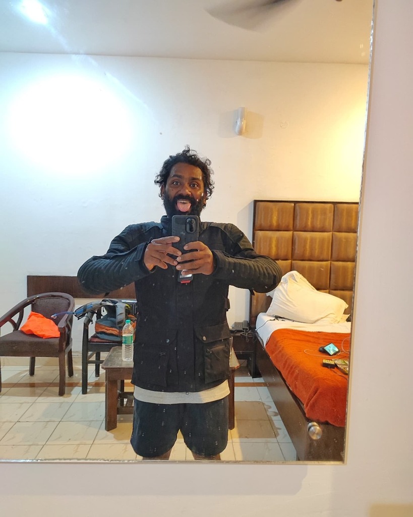 sarathshenoy's tweet photo. Few weeks ago @royalenfieldlifestyle sent me #Nirvik, one their best jackets and I just flipped. This was part of the #MakeItYourOwn initiative and I got to pick and choose the full kit.

The website has a easy flow and helps you customize the kit, from … https://t.co/AVM6EdCLks https://t.co/7YUcq6BW4w
