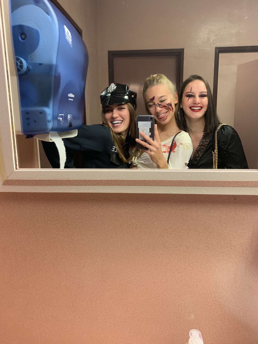 _emmaameyer's tweet photo. mes copines >>>>>> 🙈🙈💕
@mathyldasmt @Axellehebding1 https://t.co/G67v01517p