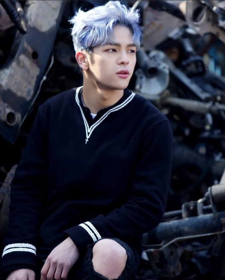 woopuppybear's tweet photo. Currently thinking about Blue Hair Woojin https://t.co/gOvOb0YGmM
