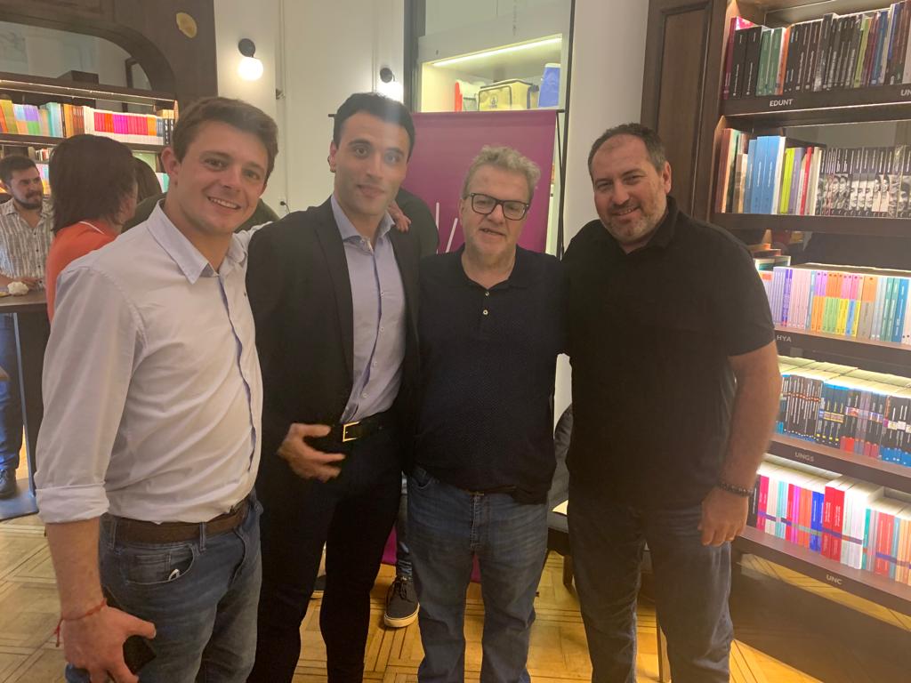 A veces se es profeta en su pueblo. Gracias por venir a la presentación del libro, teodelinenses