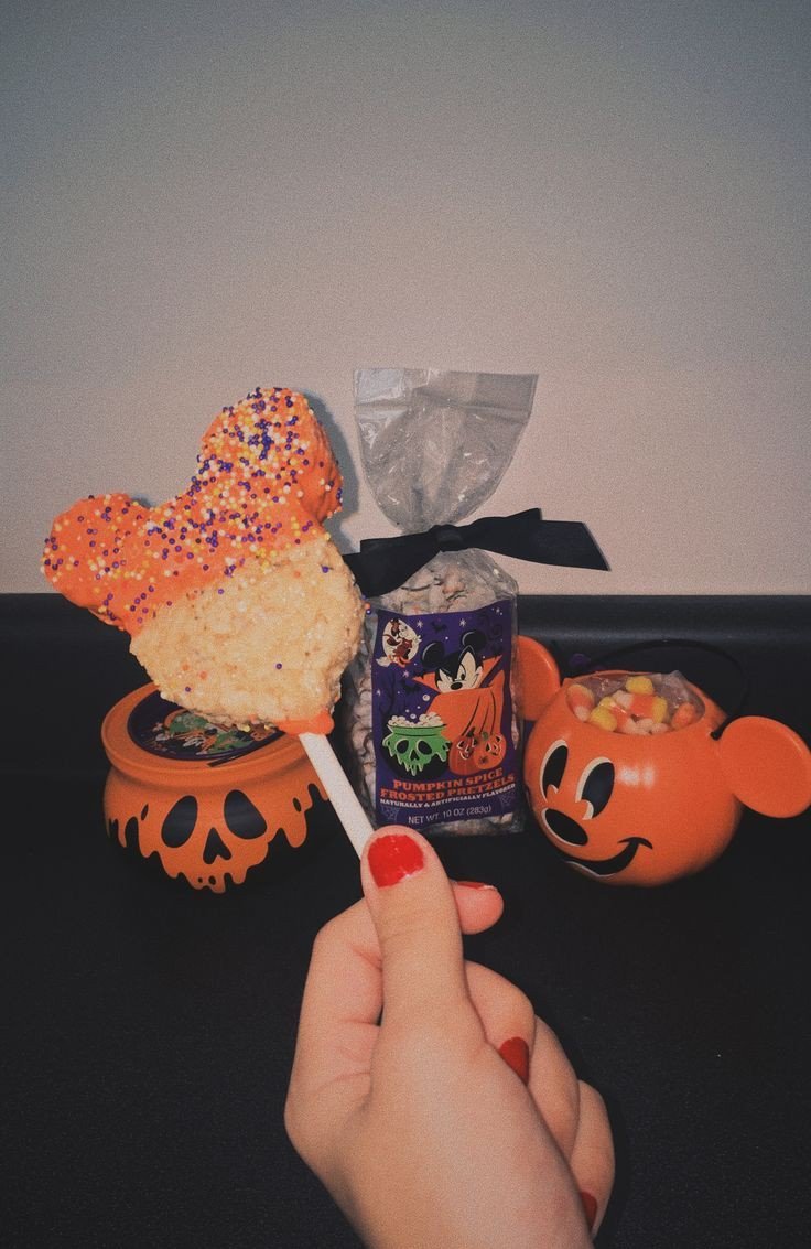 ¡Muchas gracias, Ryuu!
       🎃 ¡Feliz Halloween! Espero que lo pases genial, te mandaré unos dulces muy cutes.