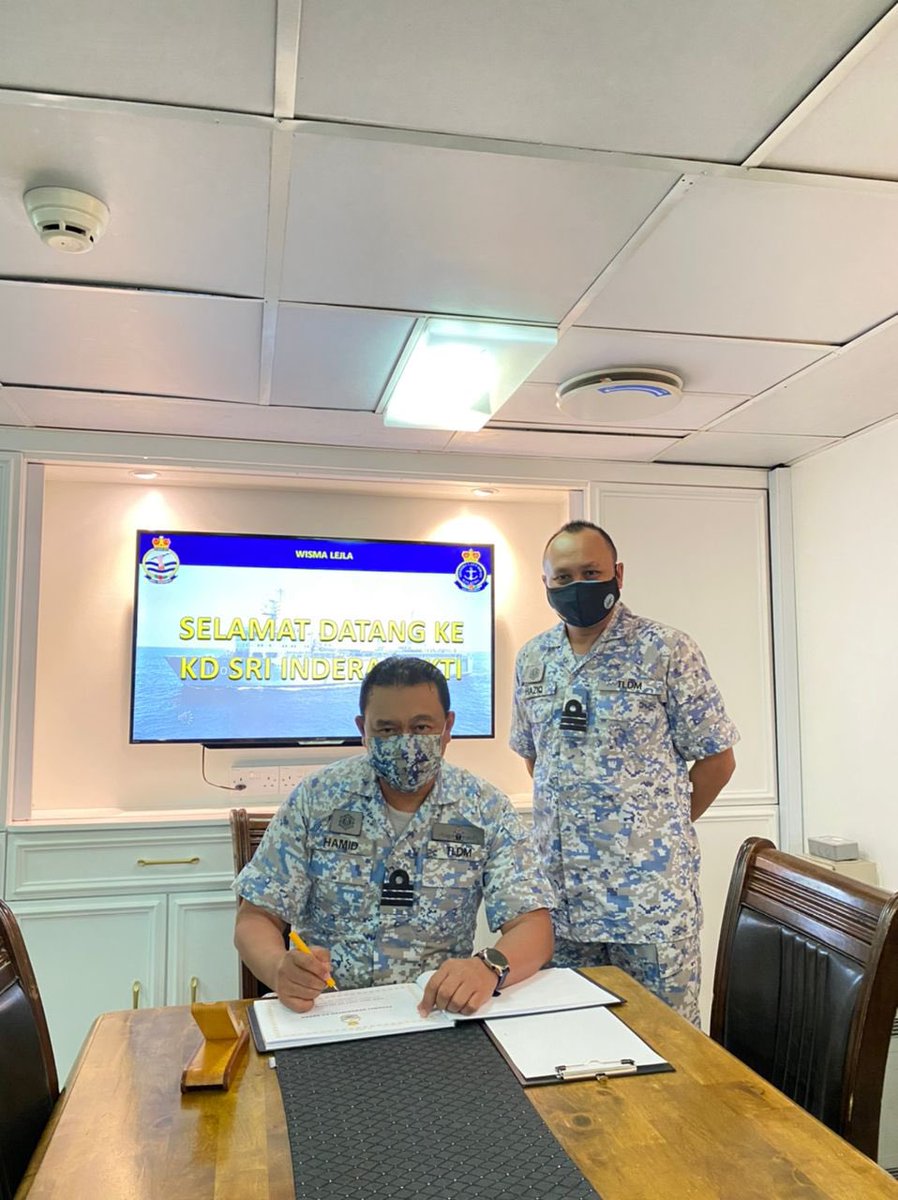 Kunjungan Hormat oleh Pegawai Memerintah KD KEDAH, KD PERAK, KD KERIS, KD SRI PERLIS dan KA BUNGA MAS LIMA dari Markas Pemerintahan Armada Timur ke KD SIS setibanya kapal di TPKK. 

#BosGaurus 
#SISatEast
<a href="/tldm_rasmi/">Royal Malaysian Navy</a> <a href="/MPA_Timur/">HQ Eastern Fleet</a>