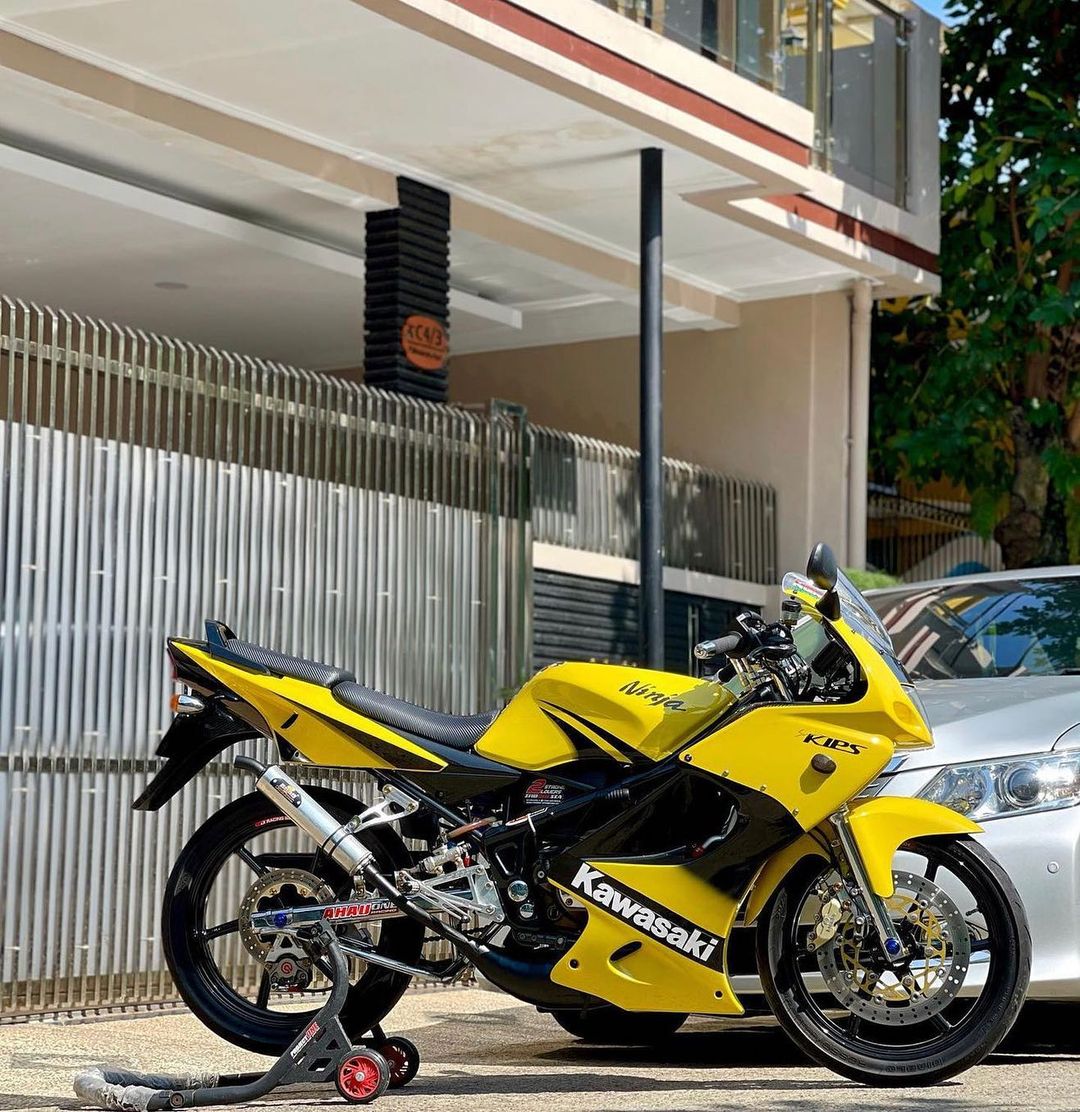 BikersRanger's tweet photo. Kuning diraja merecik hawau !
Credit kawasaki2stroke_engine
#thebikersranger #bikersranger #TBRraretrok #SangapThrottle #kawasaki #RR150 #zx150 #krr150 #kips #superkips #hikips https://t.co/lUIiIkcWlF