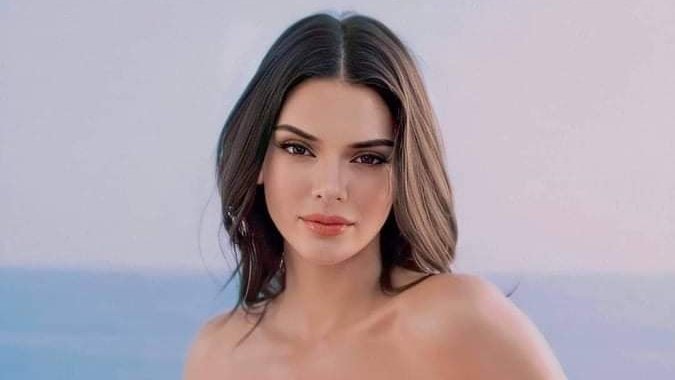 Happy Birthday to Kendall Jenner.
(November 3, 1995) 
