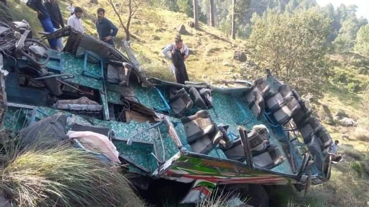 ExpressToday1's tweet photo. As many as 15 dead and several others injured as the bus falls into a deep gorge in AJK, the bus was reportedly travelling from Baloch to Rawalpindi when the vehicle rolled down a gorge. https://t.co/Yzd0UuhTzo