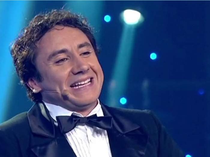 Yasveroni's tweet photo. Piña es Claudio Olate.. o no?#LaMascaraCHV https://t.co/dTjSzgrJSU