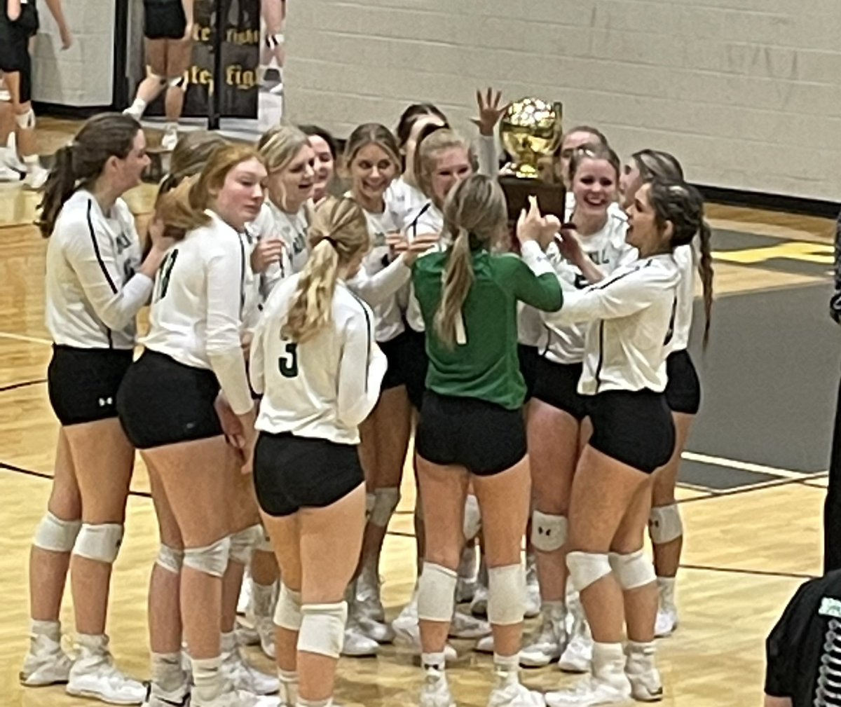 cmhsfoxsoccer's tweet photo. CONGRATS TO THE BEST VOLLEYBALL TEAM AROUND! Great job tonight ladies! Bi-District Champs! @ladyfoxesvball @CaddoMillsISD @CaddoMillsHS @SkylerCamacho Super Proud of you all! https://t.co/1UNVu0zKdh