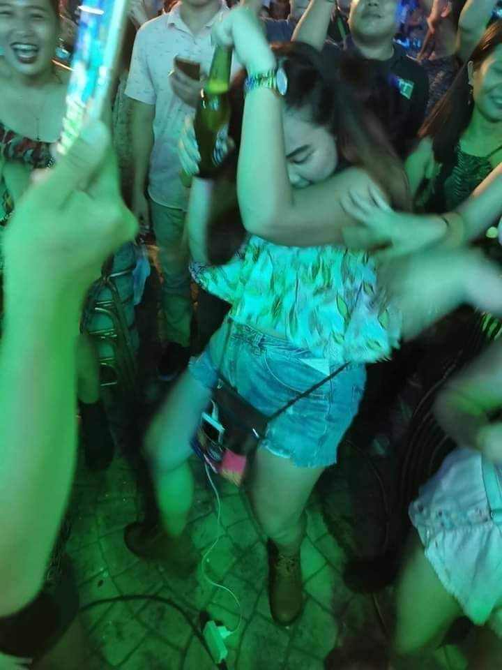 brusnos's tweet photo. entao é assim que usuário de iphone curte na festa https://t.co/zMXZF6uN72