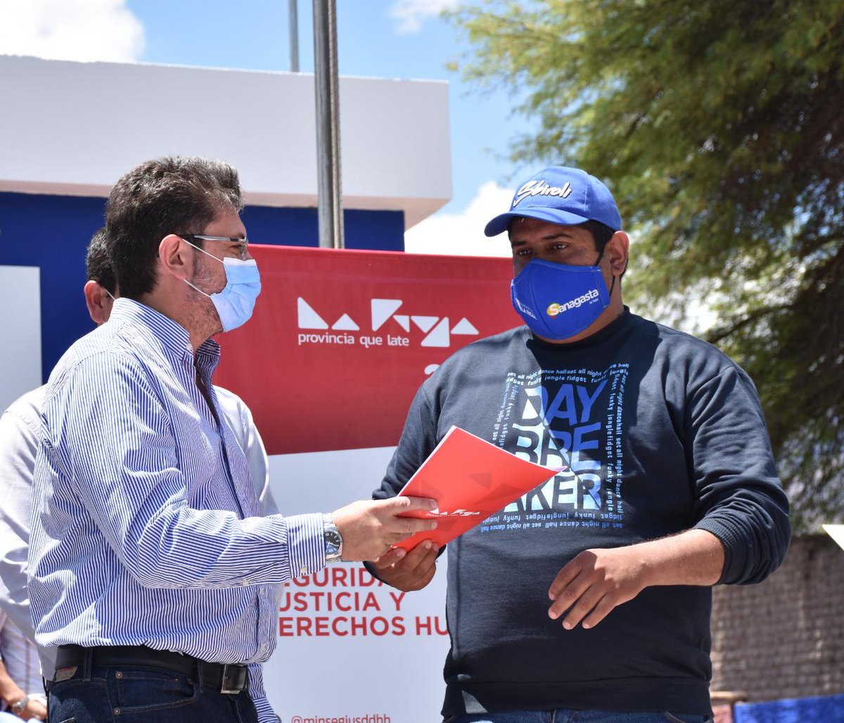 rickiherrera's tweet photo. El plan integral federal de seguridad llegó a Sanagasta con la habilitación de 14 #AlarmasVecinales y la conexión al Centro Integral de Seguridad 911 de cámaras fijas, facial y LPR.
Además se trabajará en prevención de ciberdelincuencia
La seguridad comunitaria la hacemos tod☀️s! https://t.co/NhOIYqkzz1