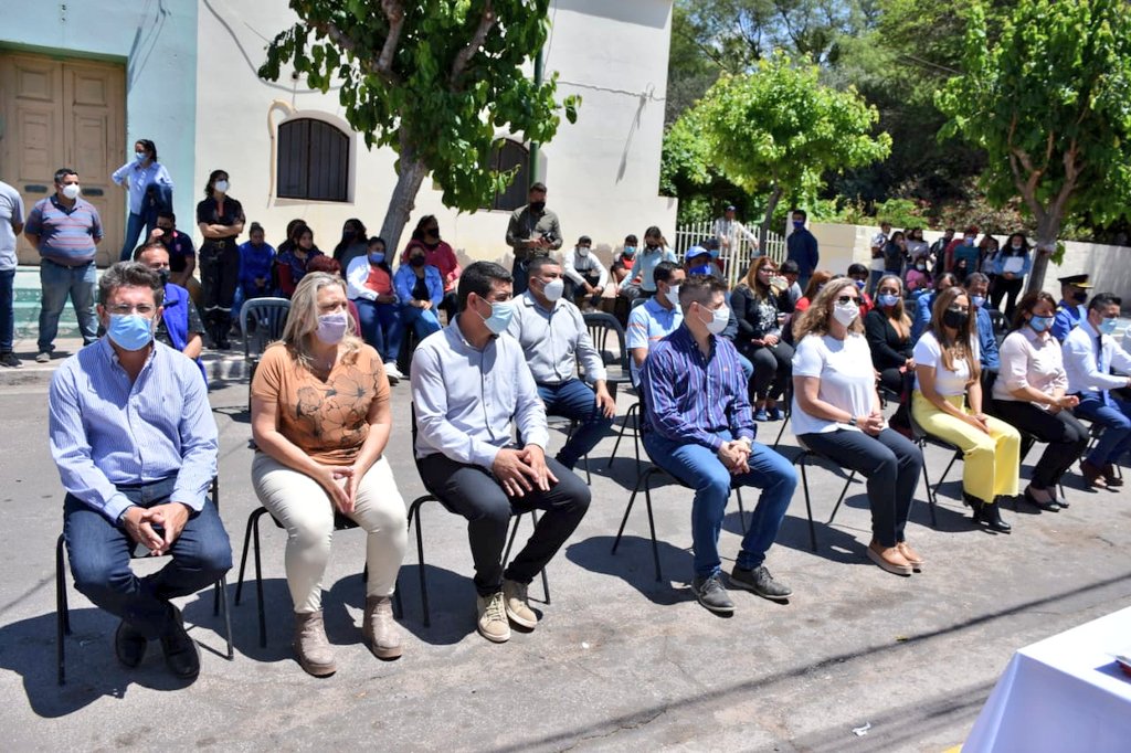 El plan integral federal de seguridad llegó a Sanagasta con la habilitación de 14 #AlarmasVecinales y la conexión al Centro Integral de Seguridad 911 de cámaras fijas, facial y LPR.
Además se trabajará en prevención de ciberdelincuencia
La seguridad comunitaria la hacemos tod☀️s!
