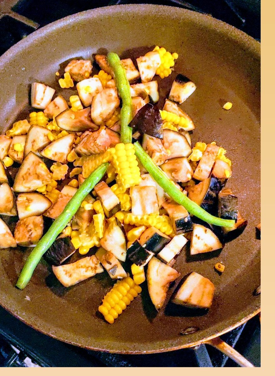 art_artlee's tweet photo. #NJ "Tonite'sDinner" #stirfry w/ (#eggplant #cornkernels #greenbeans #garlicpowder #groundginger #montrealsteakseasoning)+ #leftover #paella w/#shrimp #gastronomia #fooddesign #relajado #vida #homecook #collageart #representationalart #foodart #foodartist #dinnerart @ArTallks https://t.co/qsoa9KptiK