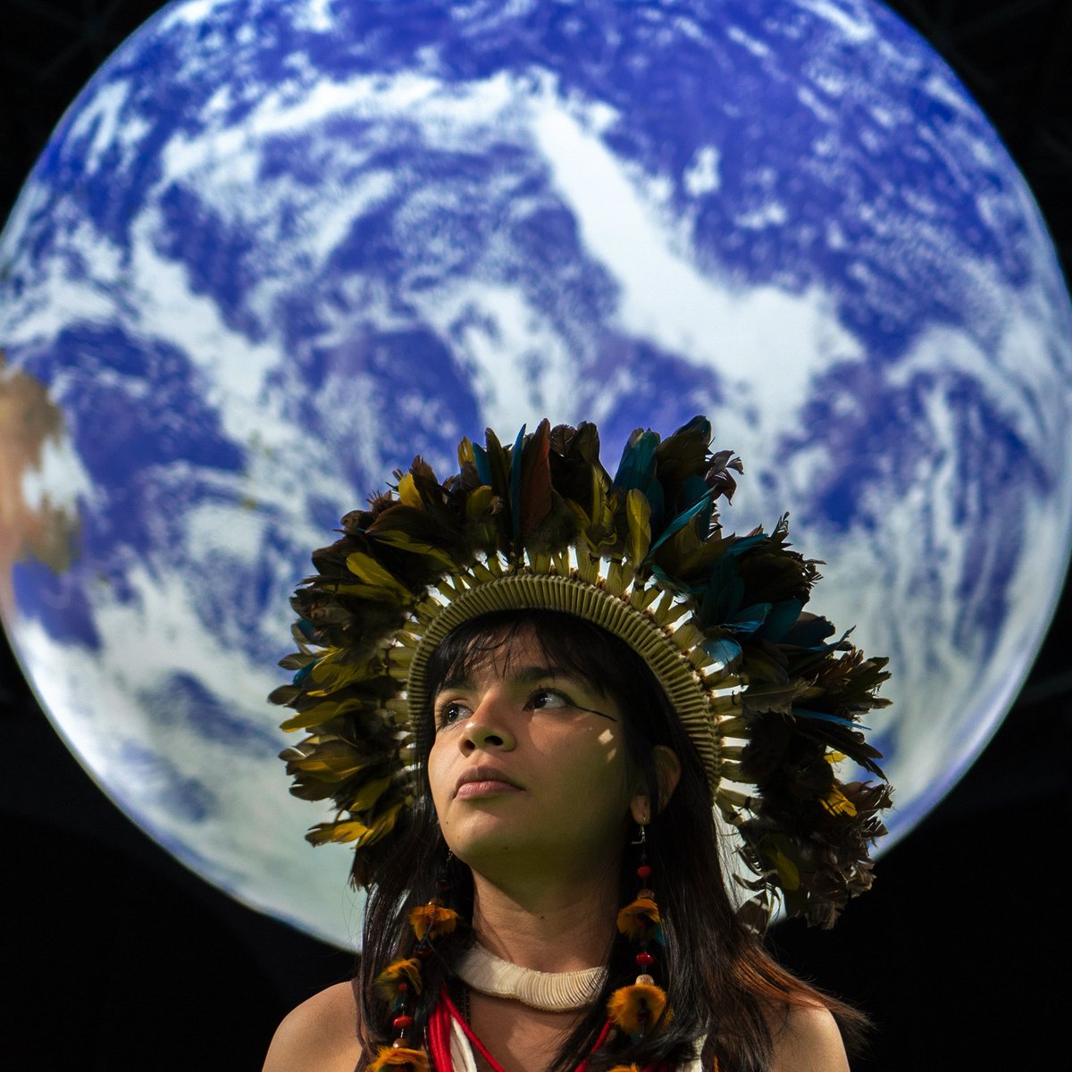 Nos, os povos indígenas, estamos na linha de frente da emergência climática lutando com nossas vidas e devemos estar no centro dessa discussão. Sem povos indígenas não existe equilíbrio climático. 
#cop26