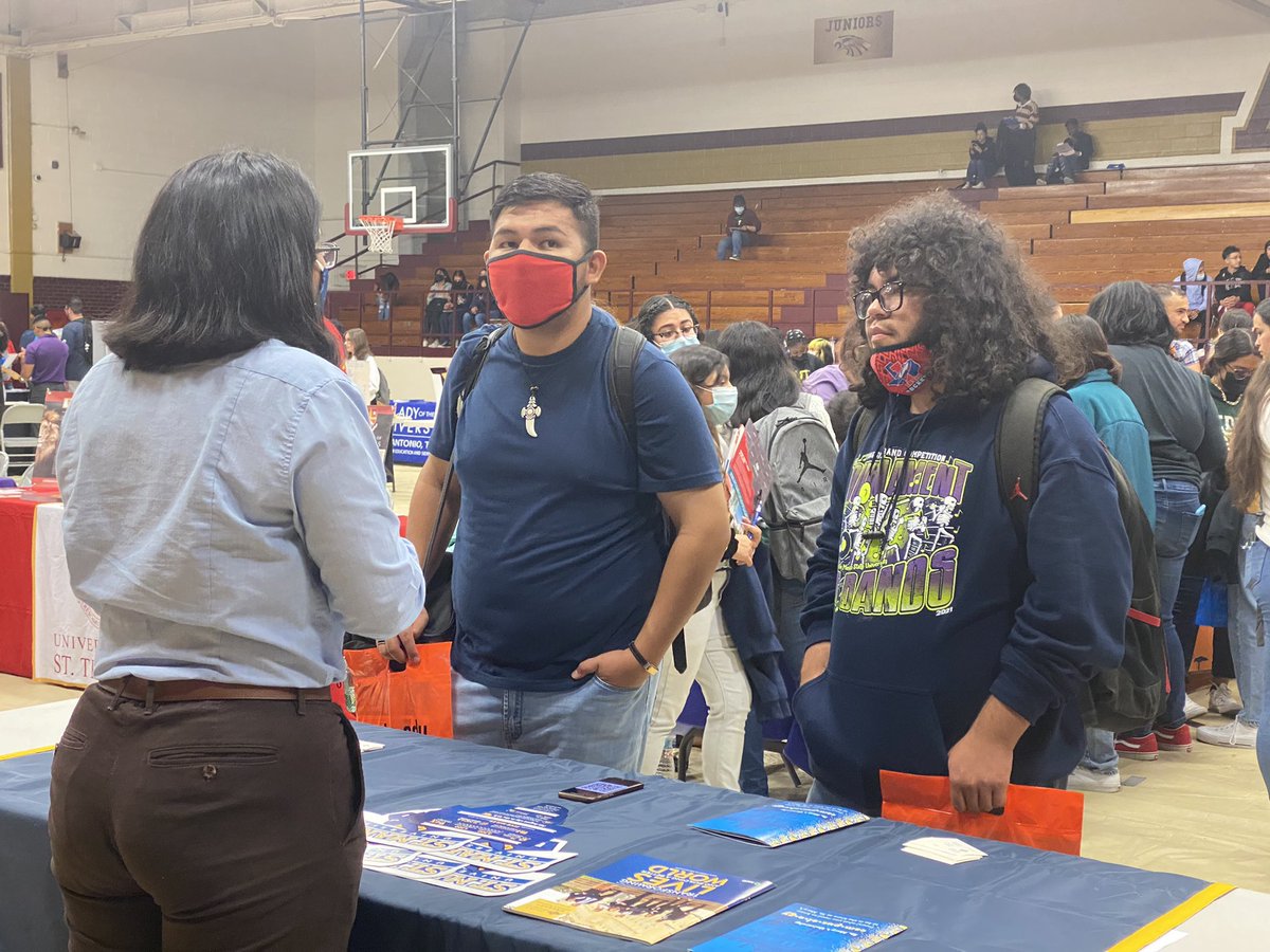 ITS_BonnieG's tweet photo. Thank you @AHSGoldenEagles for welcoming our #IrvinRockets for the #TACRAO #CollegeFair. We took a group of juniors and seniors and they took full advantage to ask admission and academic program questions. #p2bπ #ProudRocket #iamEPISD @ELPASO_ISD https://t.co/owPYqrs09s