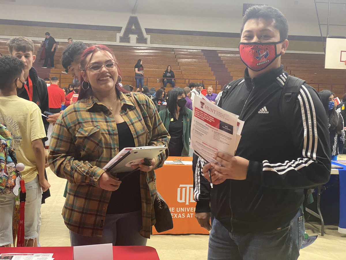 ITS_BonnieG's tweet photo. Thank you @AHSGoldenEagles for welcoming our #IrvinRockets for the #TACRAO #CollegeFair. We took a group of juniors and seniors and they took full advantage to ask admission and academic program questions. #p2bπ #ProudRocket #iamEPISD @ELPASO_ISD https://t.co/owPYqrs09s