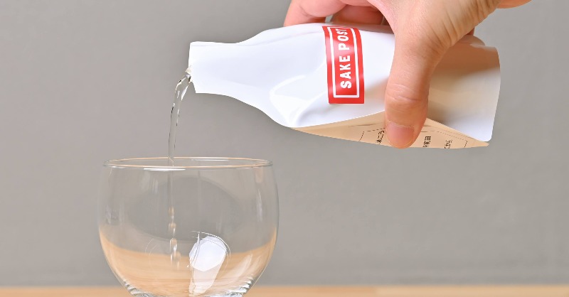 SAKE_POST's tweet photo. ポストに届く日本酒定期便「SAKEPOST」
毎月３蔵のお酒が100mlずつ飲み比べサイズで届きます。

酒蔵と文通している感覚が楽しみに。
飲んだら感想をPOSTして酒蔵に直接声を届けよう。

飲む人と酒蔵がもっとつながるサービス
「SAKEPOST」

先行予約受付開始中！
https://t.co/J4t5xhXAZs https://t.co/GVCyi6M3PC