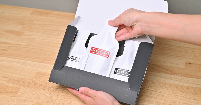 SAKE_POST's tweet photo. ポストに届く日本酒定期便「SAKEPOST」
毎月３蔵のお酒が100mlずつ飲み比べサイズで届きます。

酒蔵と文通している感覚が楽しみに。
飲んだら感想をPOSTして酒蔵に直接声を届けよう。

飲む人と酒蔵がもっとつながるサービス
「SAKEPOST」

先行予約受付開始中！
https://t.co/J4t5xhXAZs https://t.co/GVCyi6M3PC