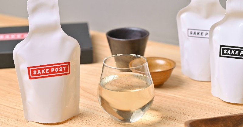 SAKE_POST's tweet photo. ポストに届く日本酒定期便「SAKEPOST」
毎月３蔵のお酒が100mlずつ飲み比べサイズで届きます。

酒蔵と文通している感覚が楽しみに。
飲んだら感想をPOSTして酒蔵に直接声を届けよう。

飲む人と酒蔵がもっとつながるサービス
「SAKEPOST」

先行予約受付開始中！
https://t.co/J4t5xhXAZs https://t.co/GVCyi6M3PC