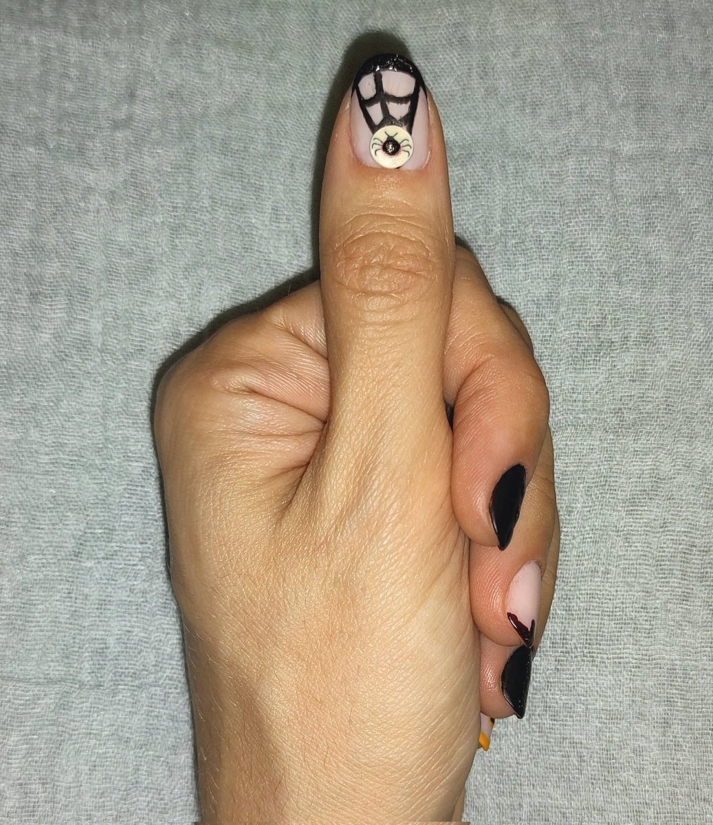 Diana_Diix's tweet photo. Manicura glam para Halloween ✨🎃🕸️ #manicura #nailarthalloween #manicureathome #estiloglam #dibujosenuñas #spider #pumpkin #halloween #catrice #bronxcolors #douglas #pinkducklondon https://t.co/q1do1IiHuU