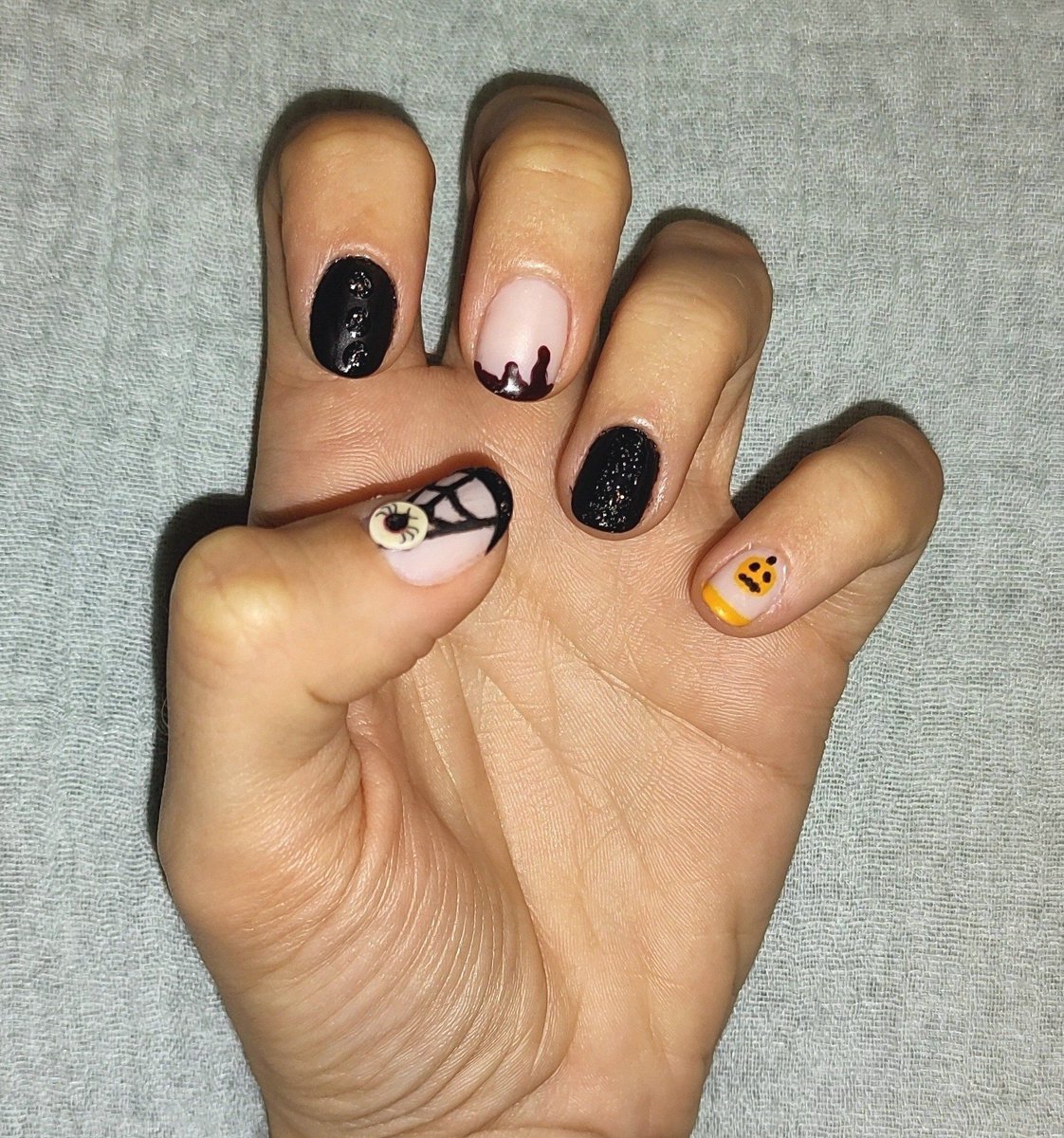 Diana_Diix's tweet photo. Manicura glam para Halloween ✨🎃🕸️ #manicura #nailarthalloween #manicureathome #estiloglam #dibujosenuñas #spider #pumpkin #halloween #catrice #bronxcolors #douglas #pinkducklondon https://t.co/q1do1IiHuU