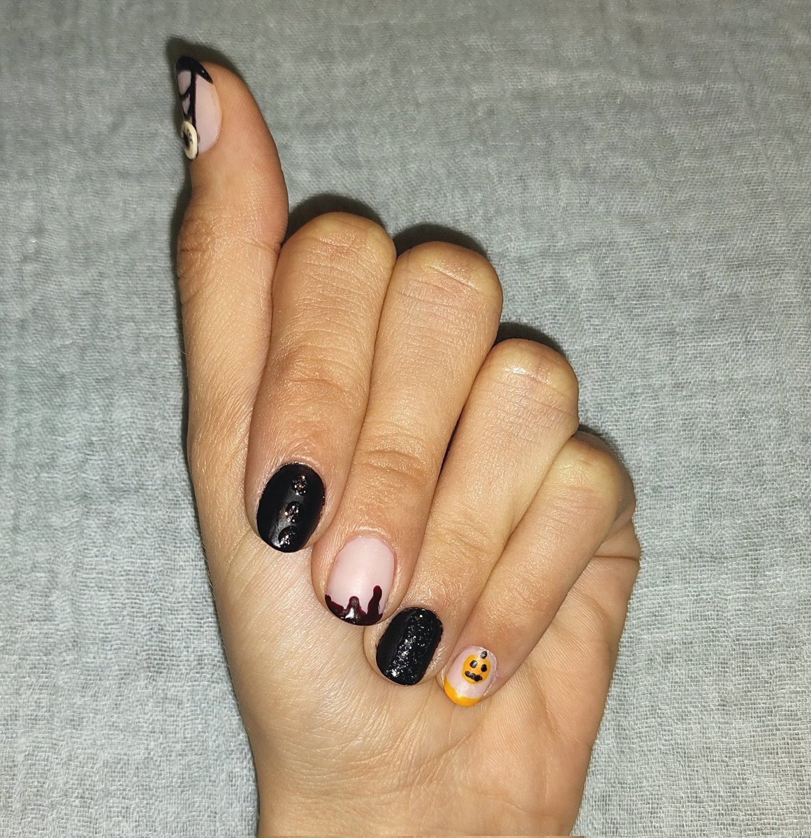 Diana_Diix's tweet photo. Manicura glam para Halloween ✨🎃🕸️ #manicura #nailarthalloween #manicureathome #estiloglam #dibujosenuñas #spider #pumpkin #halloween #catrice #bronxcolors #douglas #pinkducklondon https://t.co/q1do1IiHuU