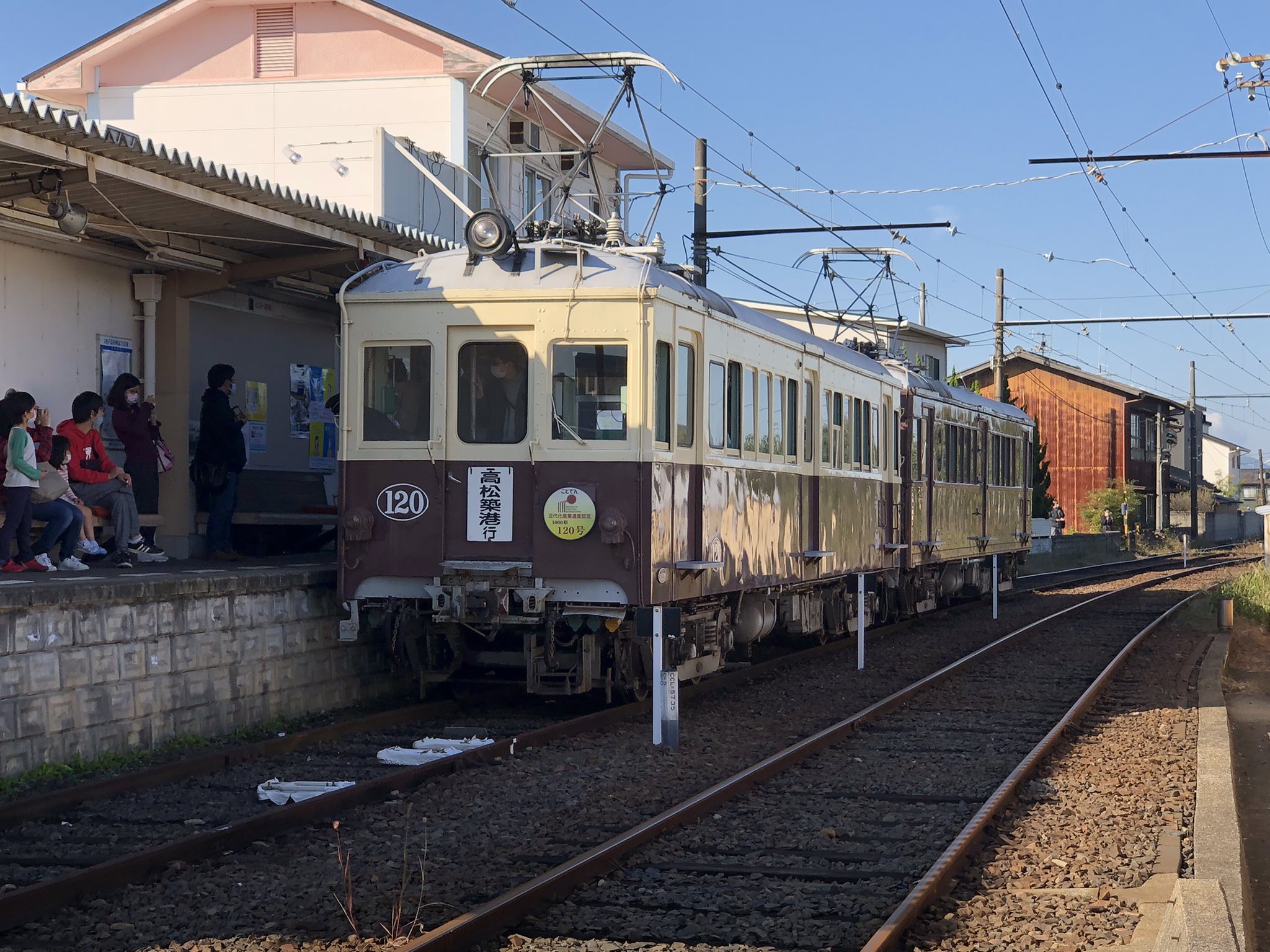 Kazuo Yoshihara 今朝 歩活を兼ねてことでん長尾駅へ こちらの電車もラストランのようです 昔よく乗った車両の引退です ことでん 琴電 高松琴平電気鉄道 長尾線 長尾駅 電車 レトロ電車 レトロ車両 レトロ電車引退 琴電1000形 琴電3000形