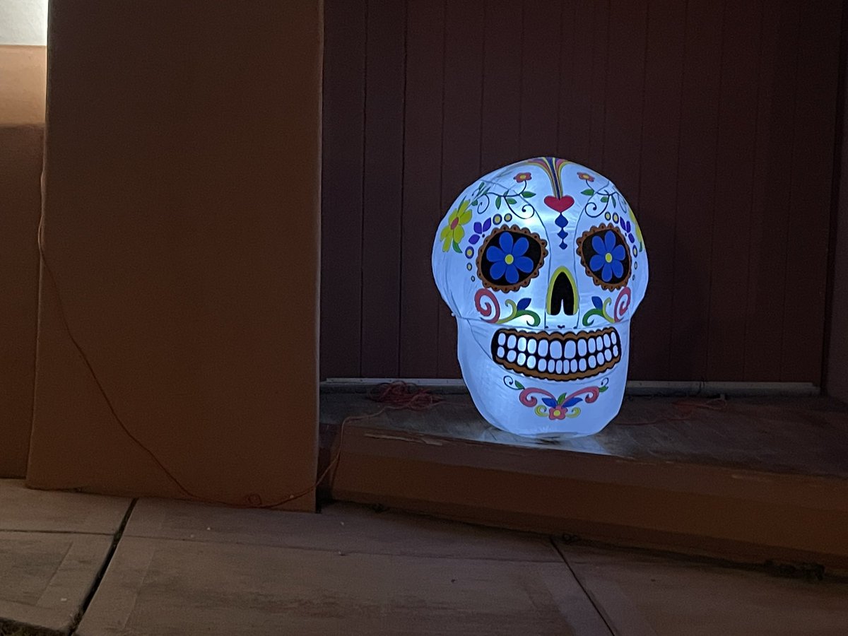 CouncilmanCrear's tweet photo. What a great night celebrating Día de los Muertos. Great turnout!
Qué un gran noche celebrando Día de los Muertos. ¡Muchas personas! #DiadelosMuertos #LasVegas #Cedrico #CedricCrear https://t.co/AUpObfzICn