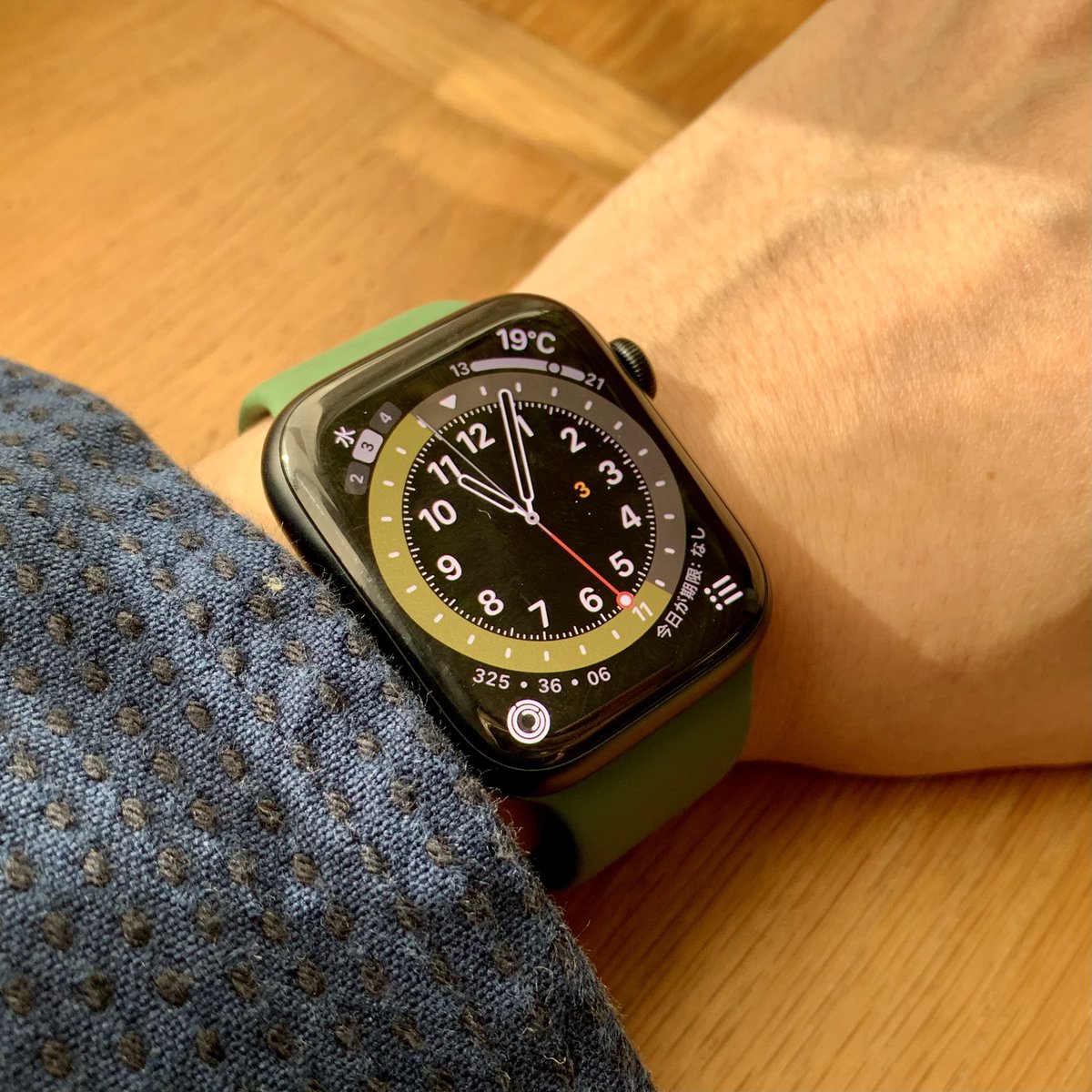 ohta3104's tweet photo. Apple Watchデビューしました!
早速リングフィットしたら褒められた。運動中に振動でゴール到達を教えてくれて、達成感につながるのはうれしい。
腕時計は15年ぶりくらいだけど、ソロループは手首を締めつけないから快適でした。
#applewatch #applewatchseries7 #applewatch7
#sololoop https://t.co/nbVk36Cdfy